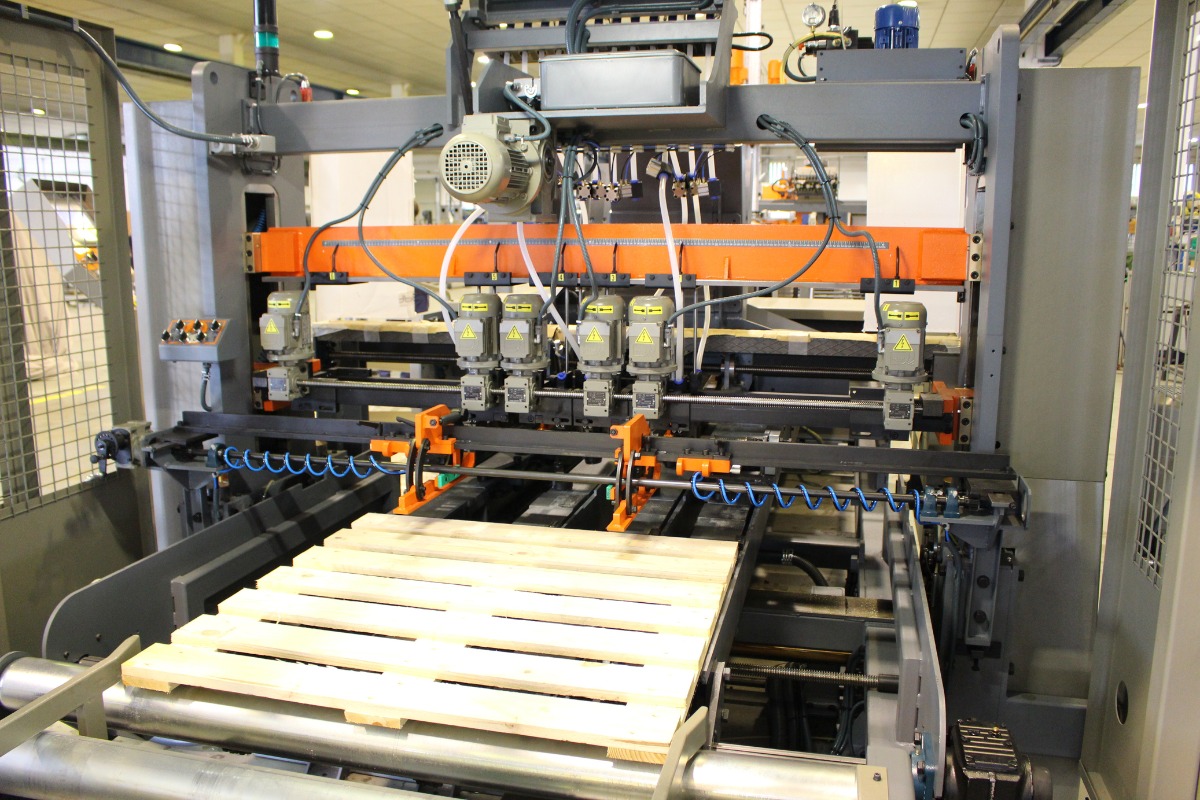 Automated Pallet Hydraulic Press Machinery Automated hydraulic pallet press machinery assembling wooden pallets