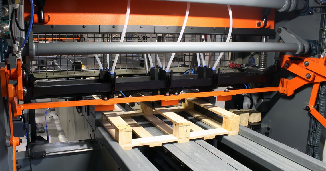 Automated Pallet Stacking and Flipping Machinery Automated wooden pallet flipping and stacking machine mechanism